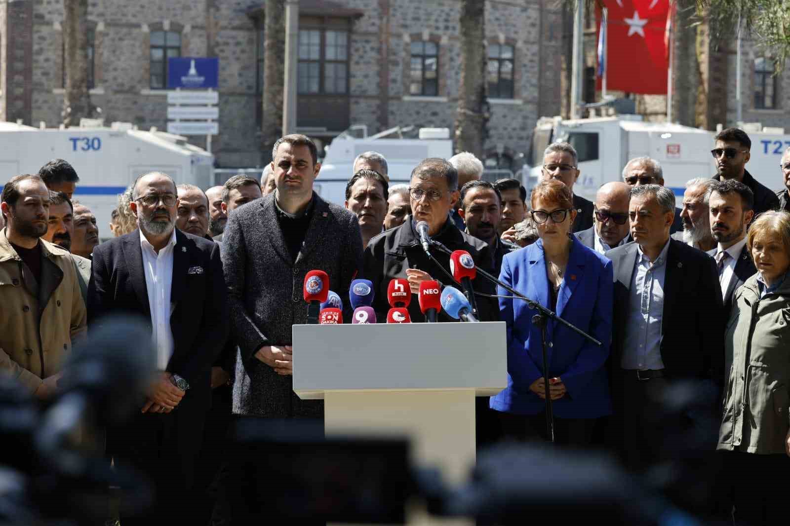 İzmir B&uuml;y&uuml;kşehir Belediye Başkanı Tugay: "Bu şehir oldu bittilerle teslim edilemez"
