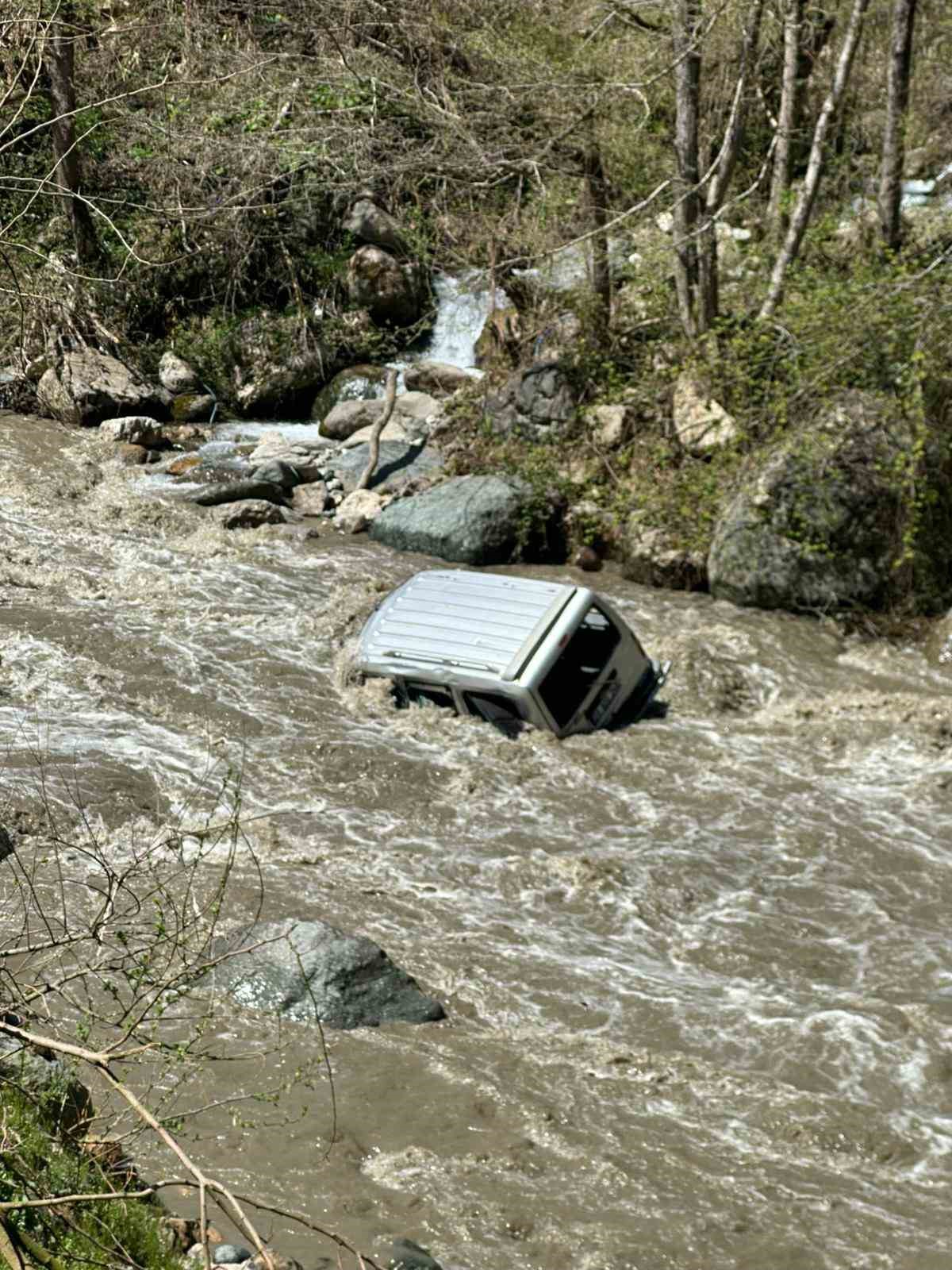 Giresun&rsquo;da otomobil dereye u&ccedil;tu: 1 kişi hayatını kaybetti
