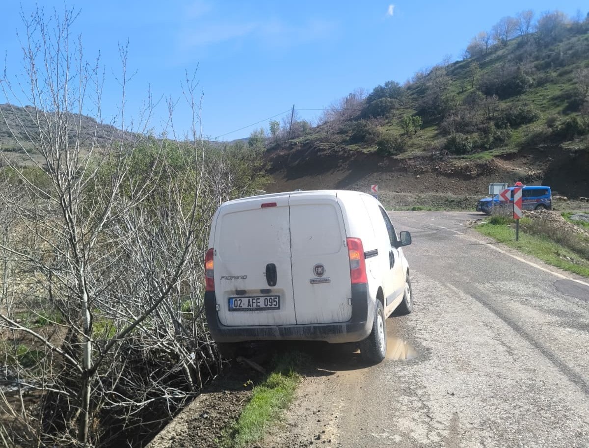 K&ouml;pr&uuml; demirleri araca saplandı: 1 yaralı
