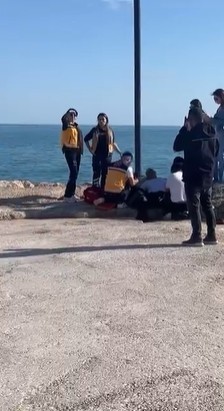 Ambulans kapatılan yol sebebiyle olay yerine ulaşamadı, kalp krizi ge&ccedil;iren vatandaş botla kurtarıldı
