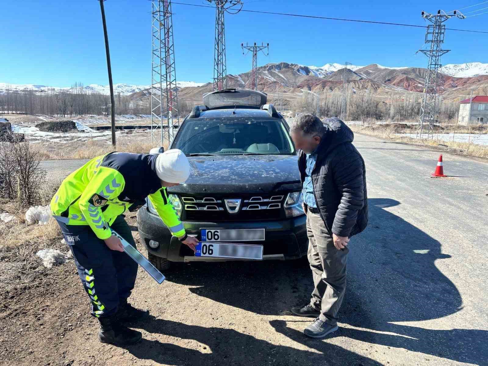 Jandarma trafik ekipleri rehberlik ve bilgilendirme &ccedil;alışmalarını s&uuml;rd&uuml;r&uuml;yor
