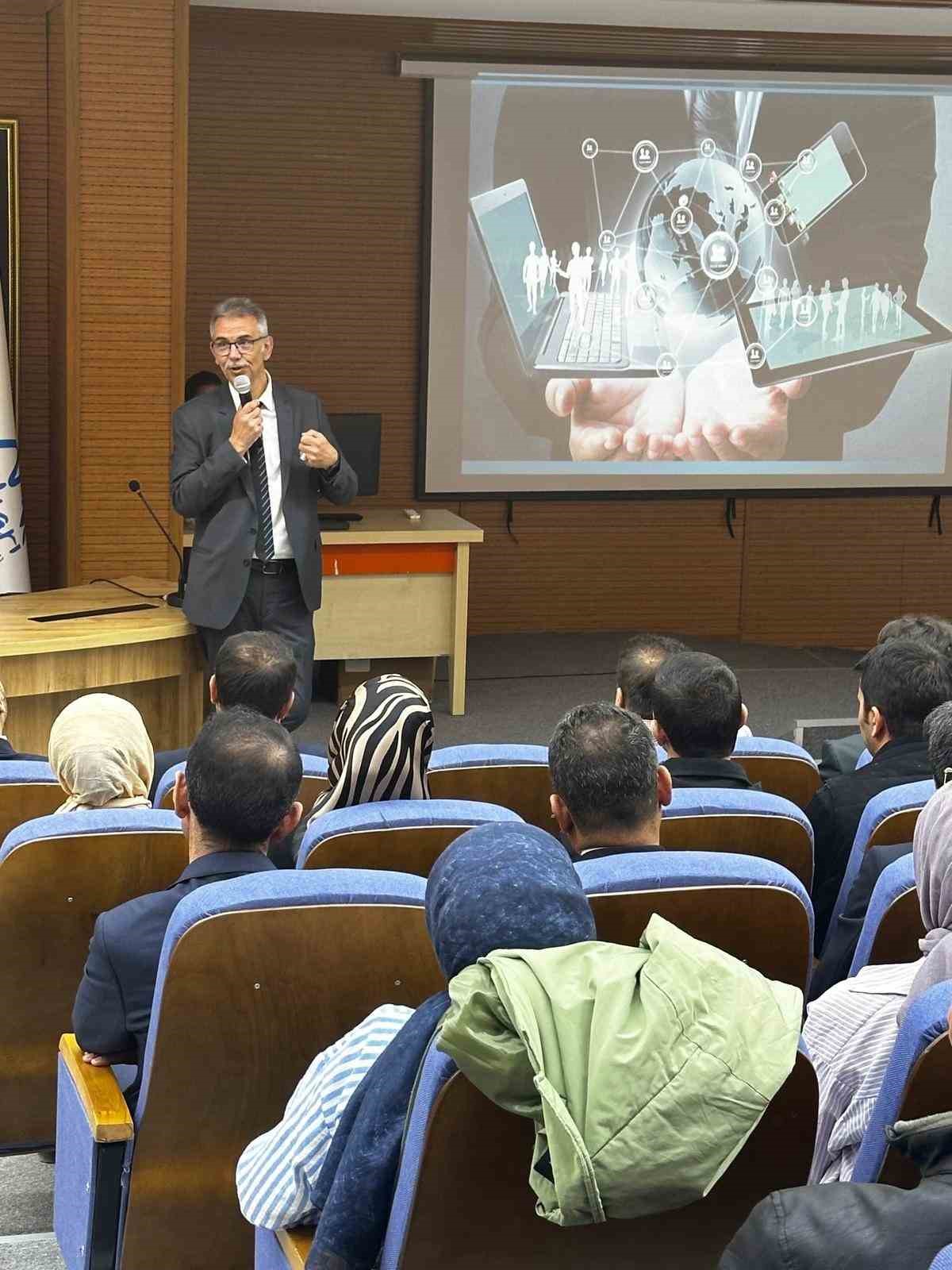 Hakkari&rsquo;de &ldquo;Yeni Nesil İletişim&rdquo; paneli d&uuml;zenlendi
