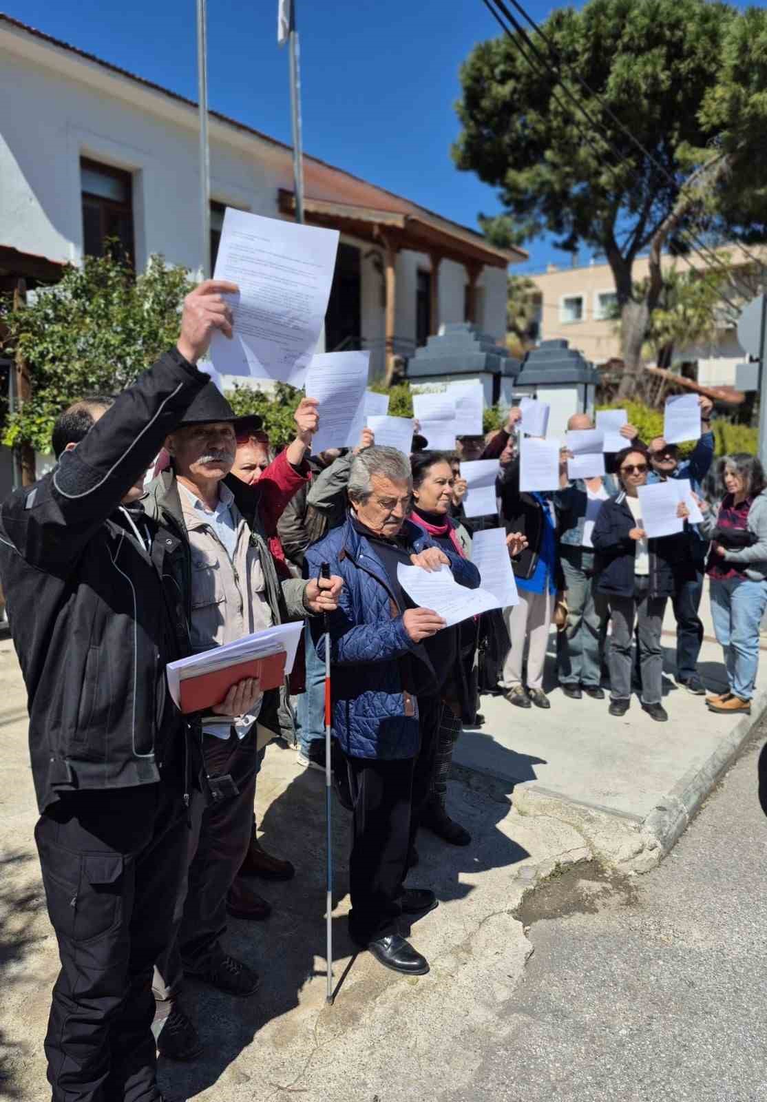 Karaburun&rsquo;da Nergis &Ccedil;ay Bah&ccedil;esi&rsquo;nin &ccedil;ocuk parkı yapılması protesto edildi
