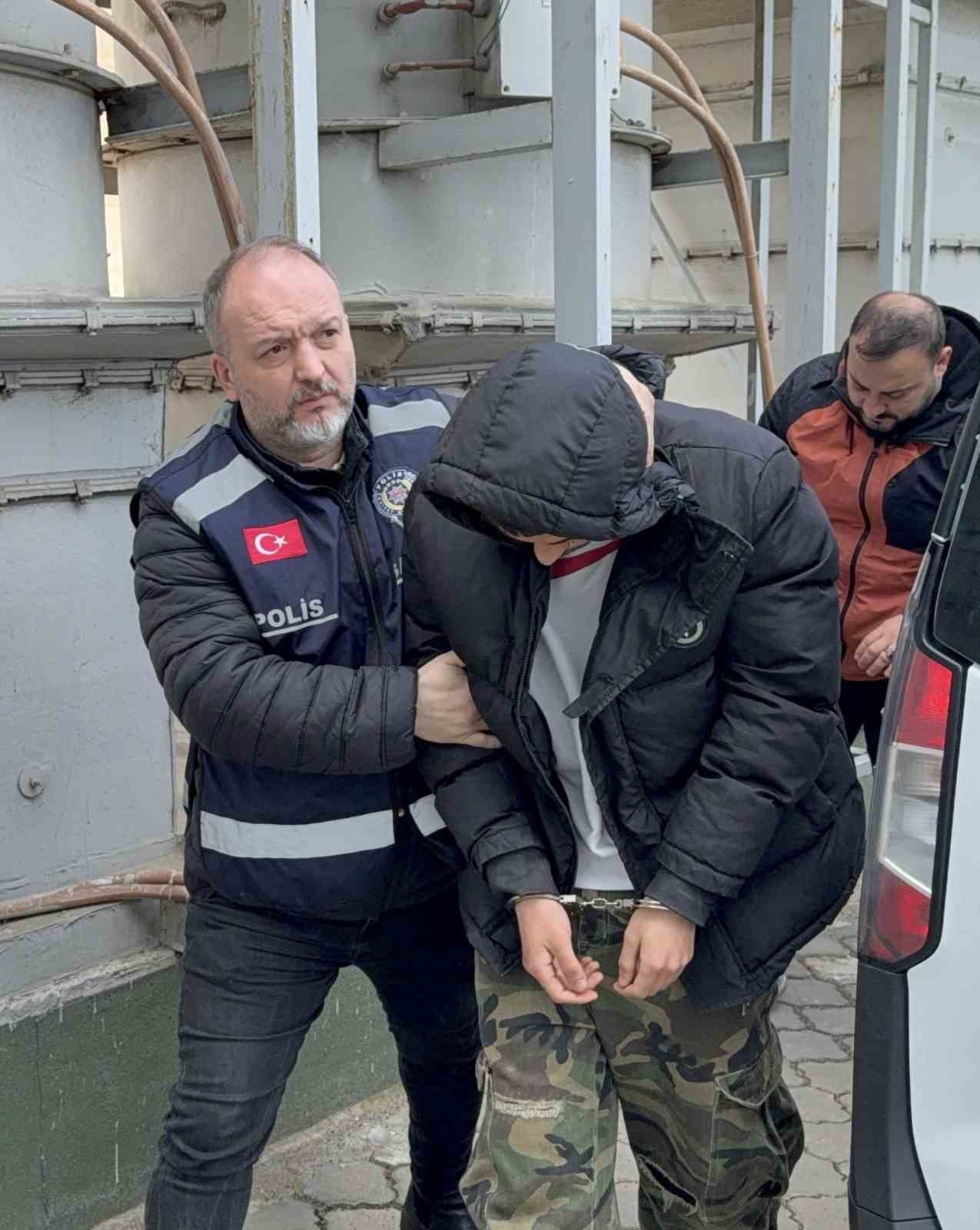 Berber salonundaki kavgada silahla ateş a&ccedil;an şahıs tutuklandı
