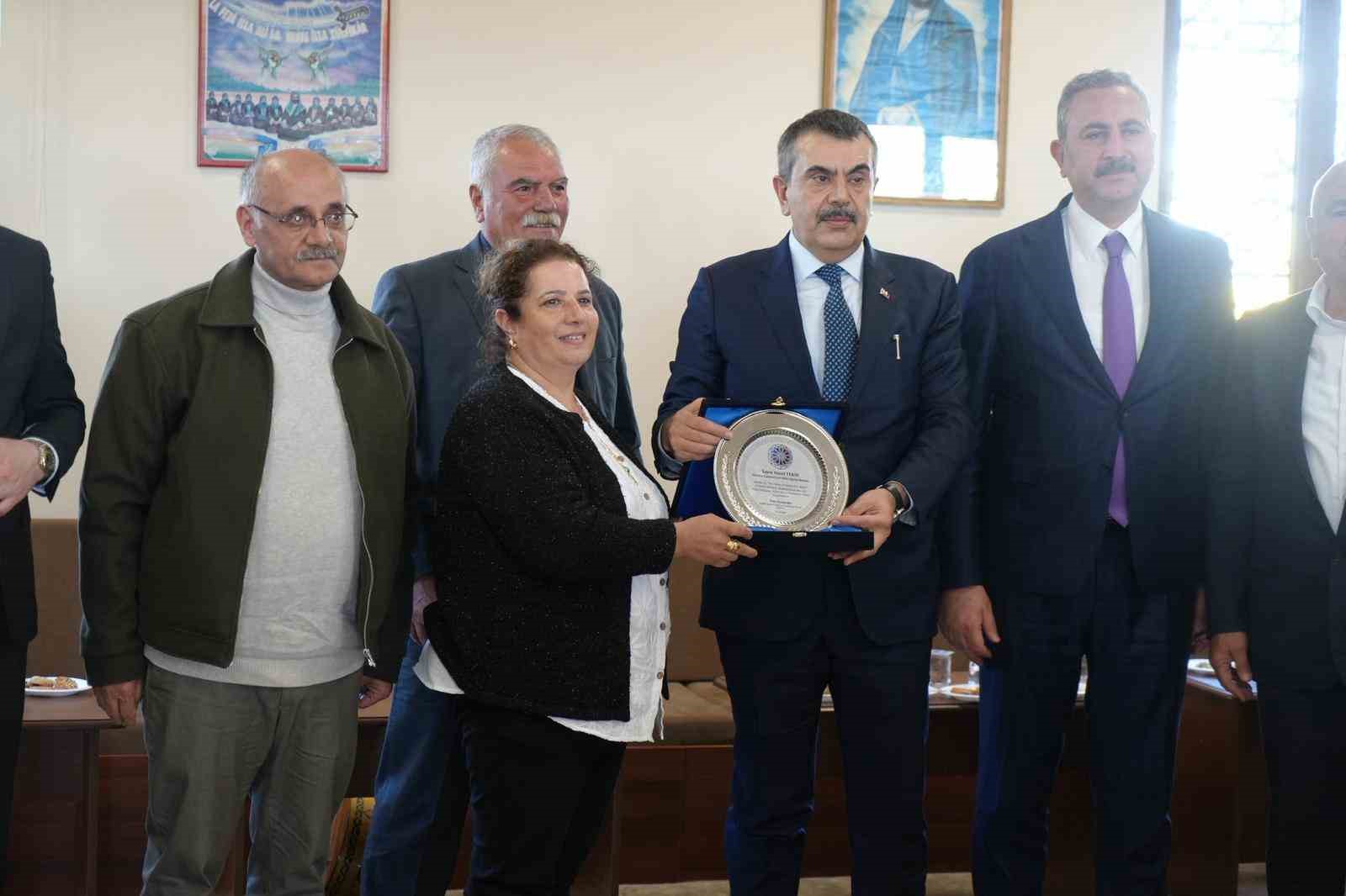 Bakan Tekin: "Müfredatımızın içerisine çocuklarımızın dini inançlarını öğrenebilecekleri yeni dersler ekledik"