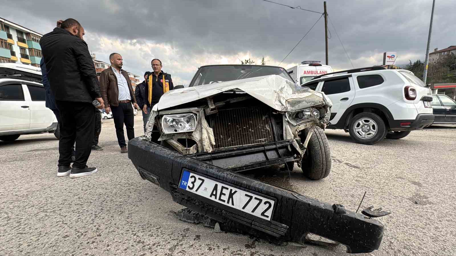 Kamyonetle otomobil &ccedil;arpıştı: 1 yaralı
