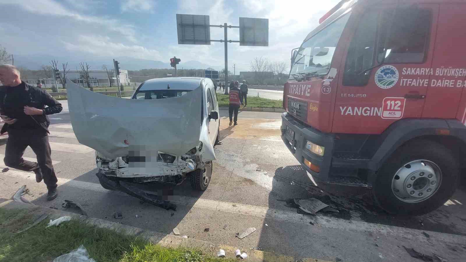 Hafif ticari ara&ccedil; ile otomobil &ccedil;arpıştı: 4 yaralı
