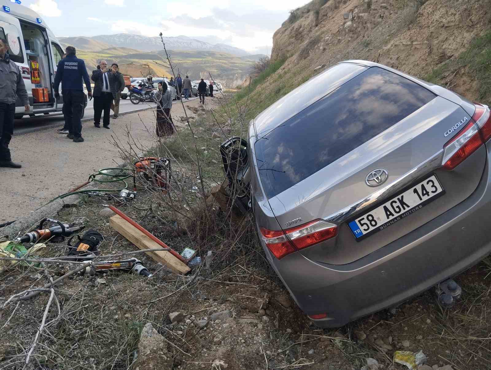 Sivas&rsquo;ın Suşehri il&ccedil;esinde trafik kazası,  3 yaralı
