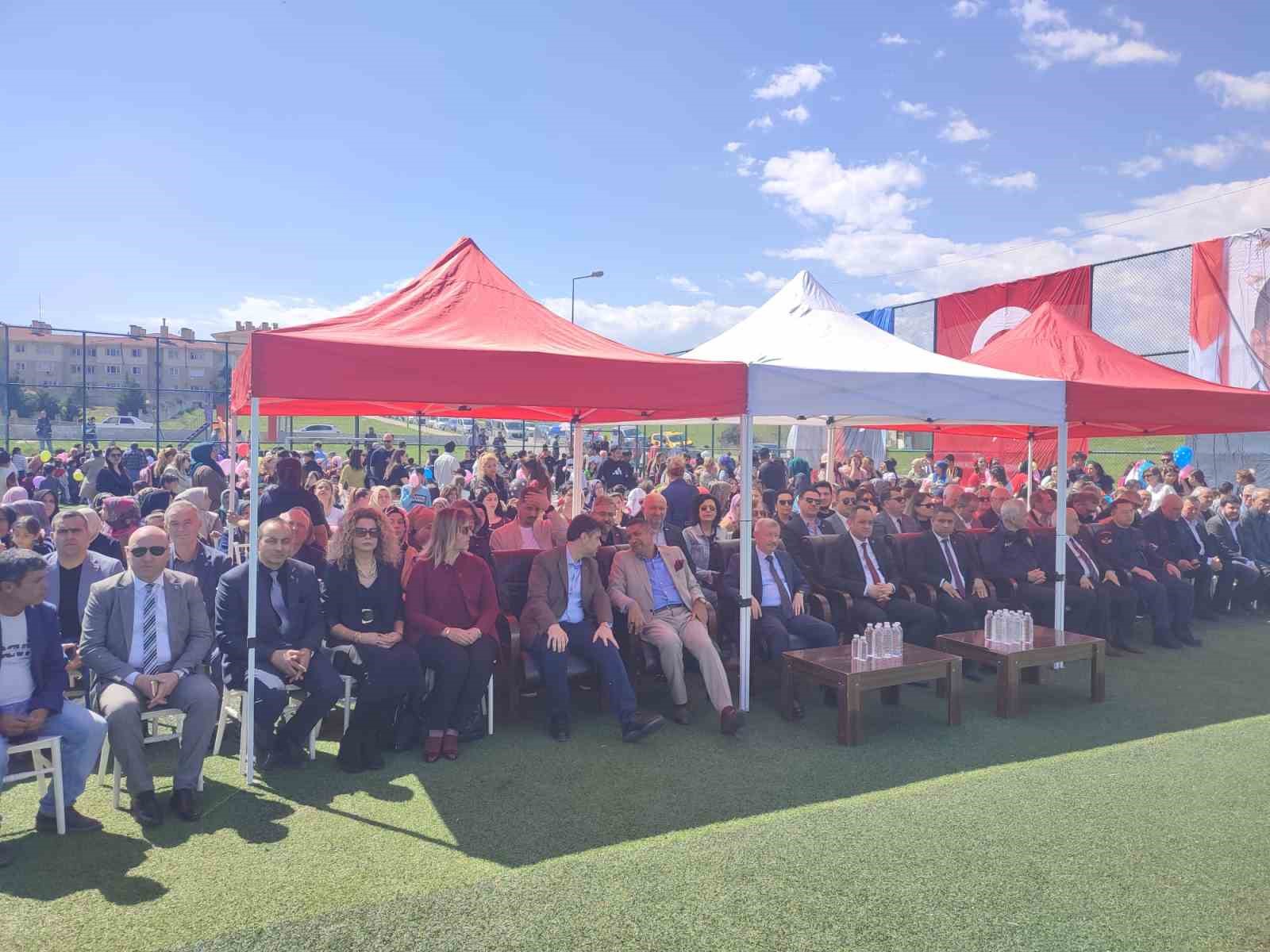 Keşan&rsquo;da Romanlar G&uuml;n&uuml; kutlamaları renkli g&ouml;r&uuml;nt&uuml;lere sahne oldu
