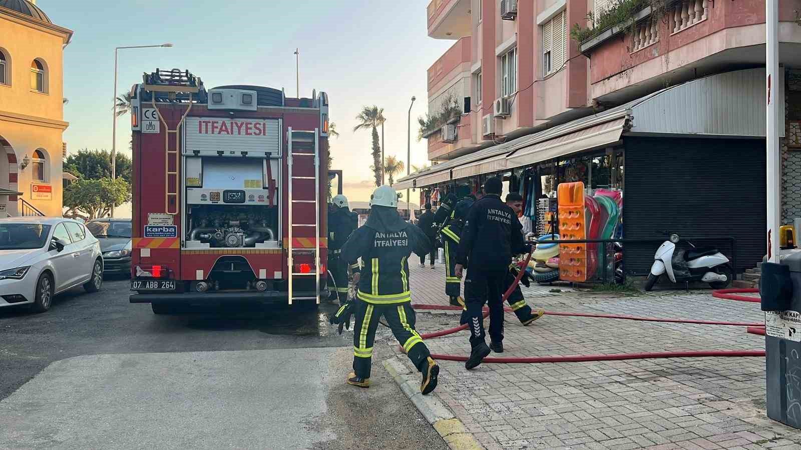 Alanya&rsquo;da tadilattaki otelde &ccedil;ıkan yangın korkuttu

