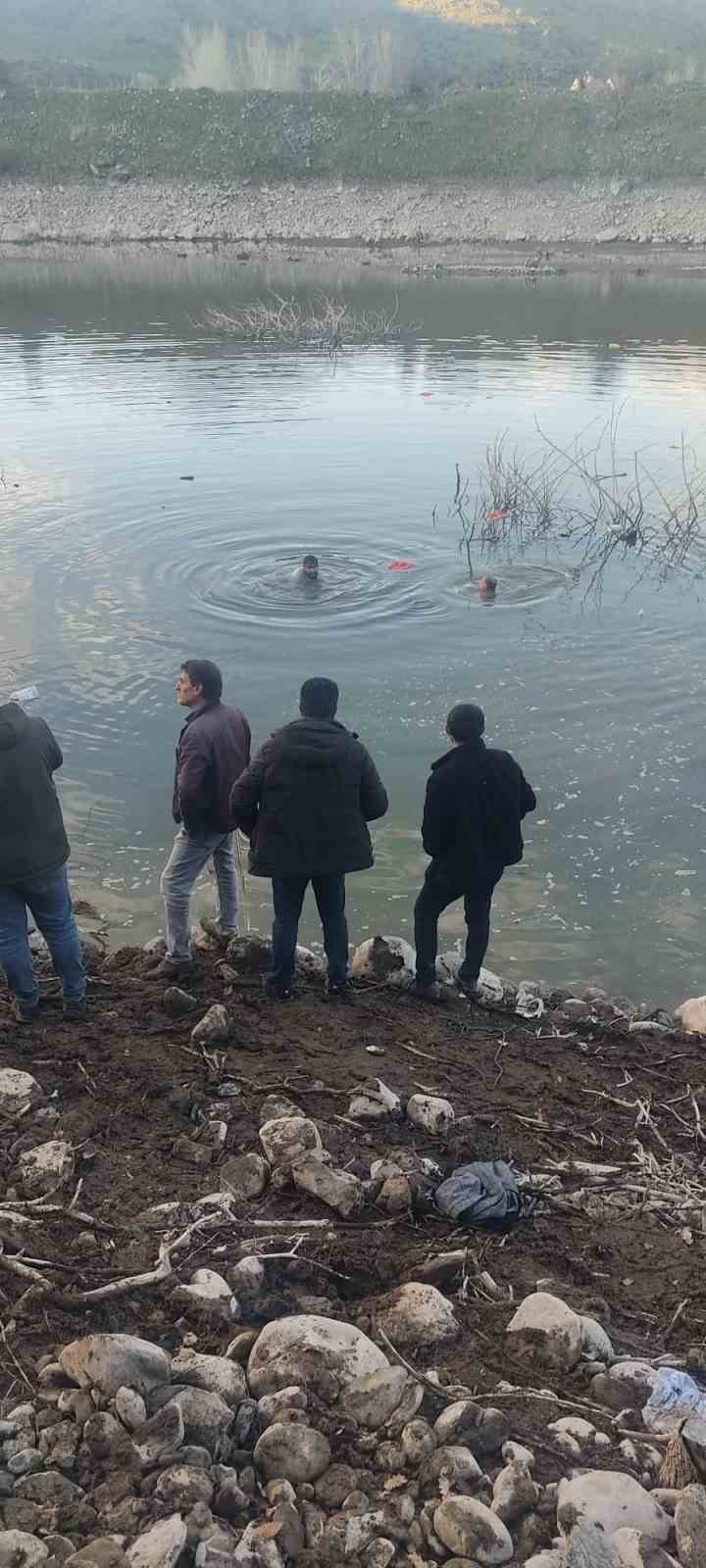 Baraj gölüne uçan otomobildeki sürücüyü ekipler kurtardı