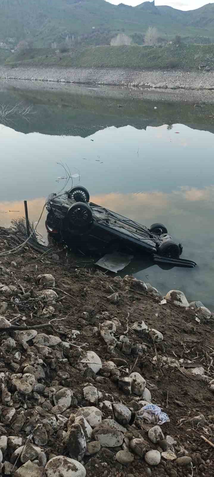 Baraj g&ouml;l&uuml;ne u&ccedil;an otomobildeki s&uuml;r&uuml;c&uuml;y&uuml; ekipler kurtardı
