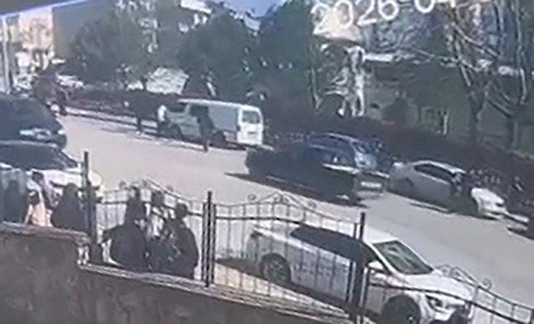 Balkondan düşen 3 yaşındaki çocuk, ağır yaralandı