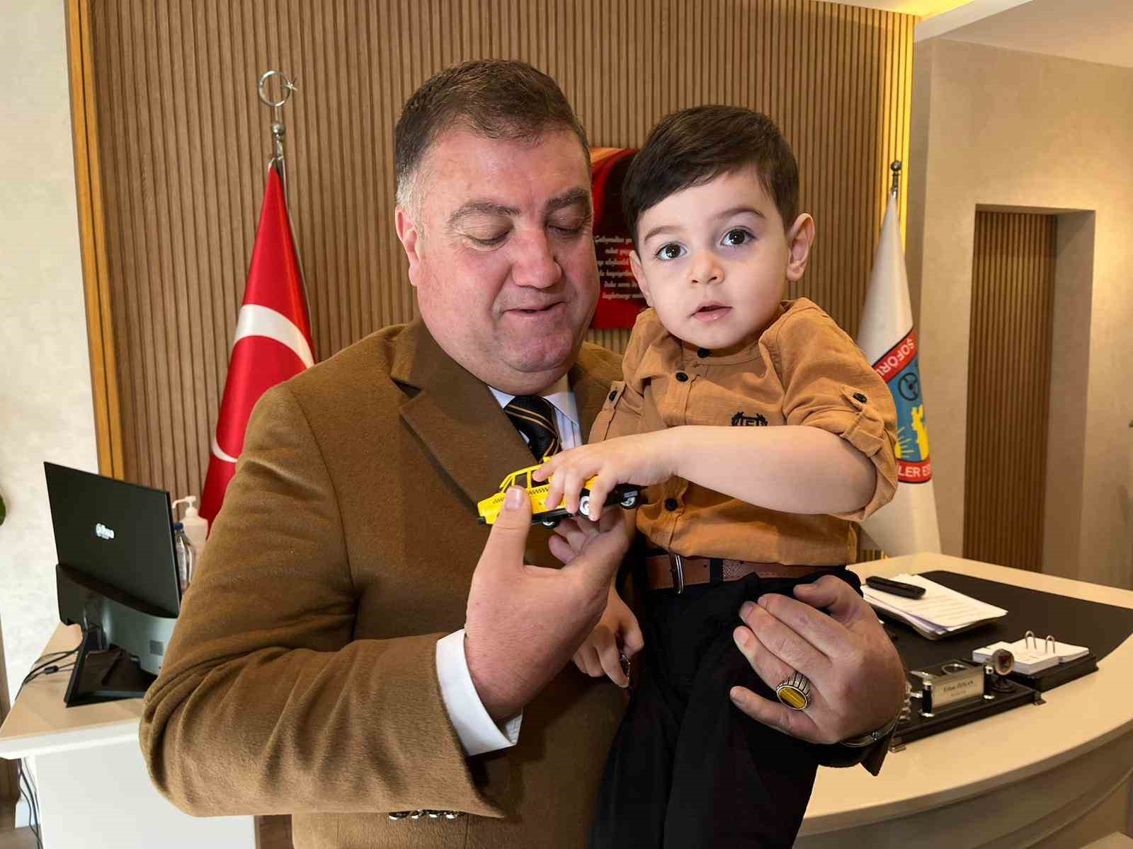 İzmirli taksicilerden DMD hastası Deniz Eymen i&ccedil;in yardım seferberliği
