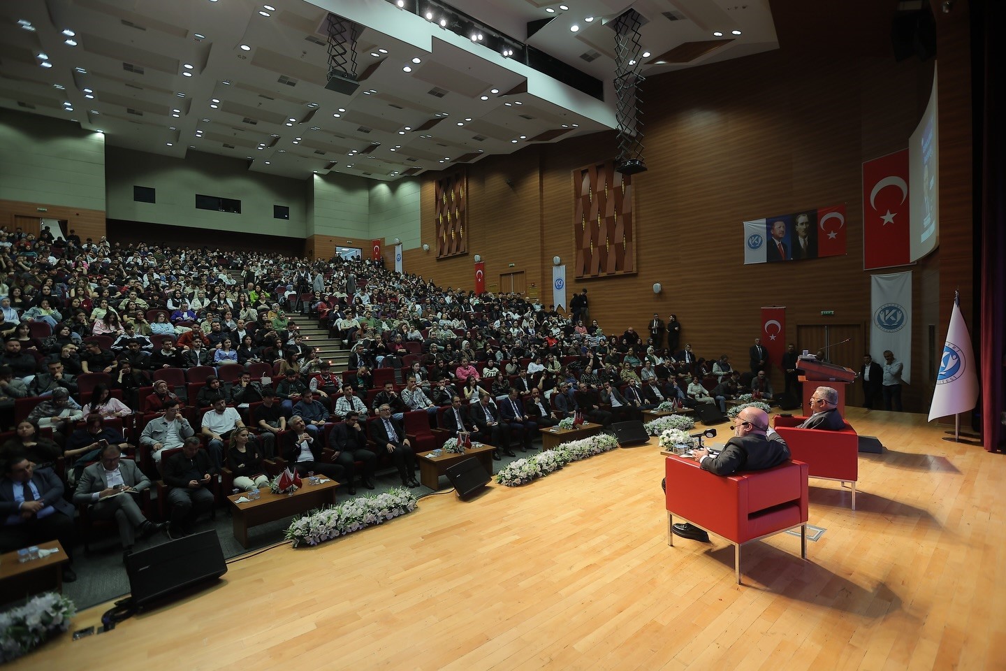Başkan B&uuml;y&uuml;kkılı&ccedil;, Kayseri &Uuml;niversitesi&rsquo;nde gen&ccedil;lerle buluştu
