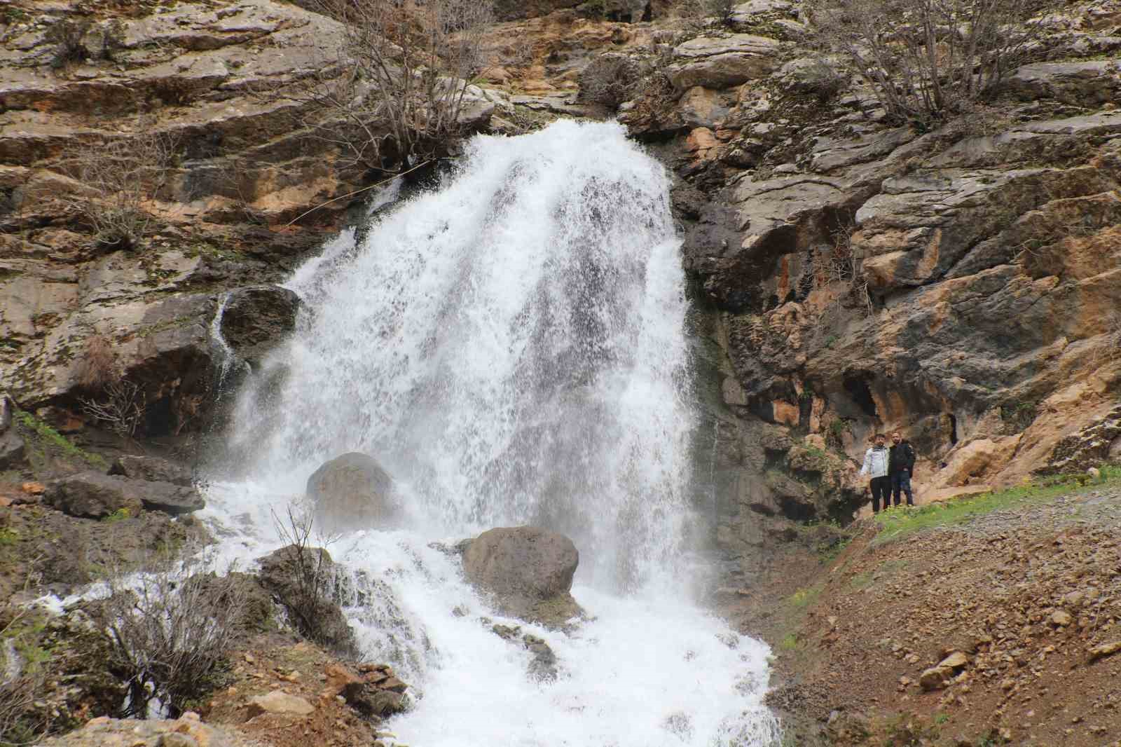 Beyaz Su Şelalesi ilgi odağı oldu
