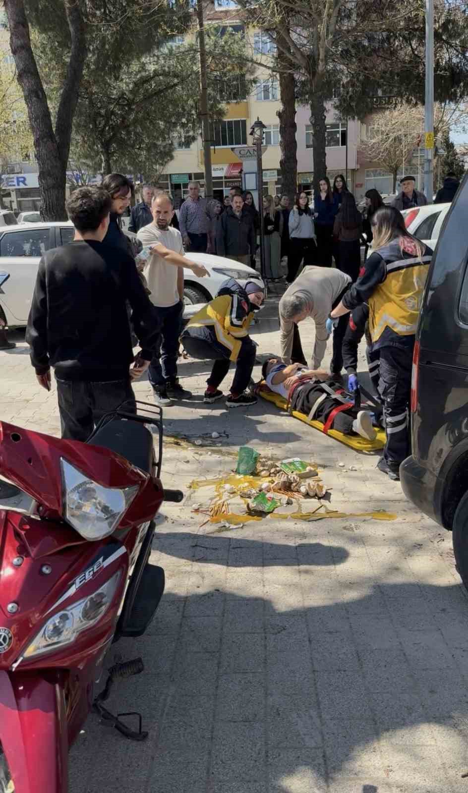 &Ccedil;anakkale&rsquo;de motosiklet yayaya &ccedil;arptı; 2 kişi yaralı
