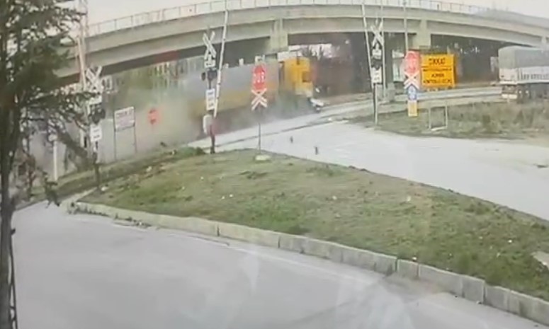 Tır otomobile çarptı: 1 ölü