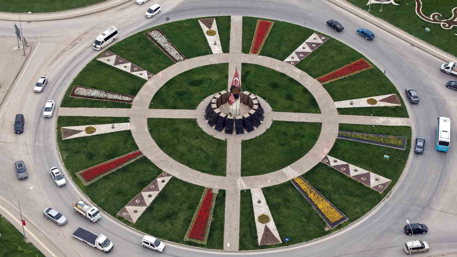 Kahramanmaraş’ta kavşaklarda görsel şölen
