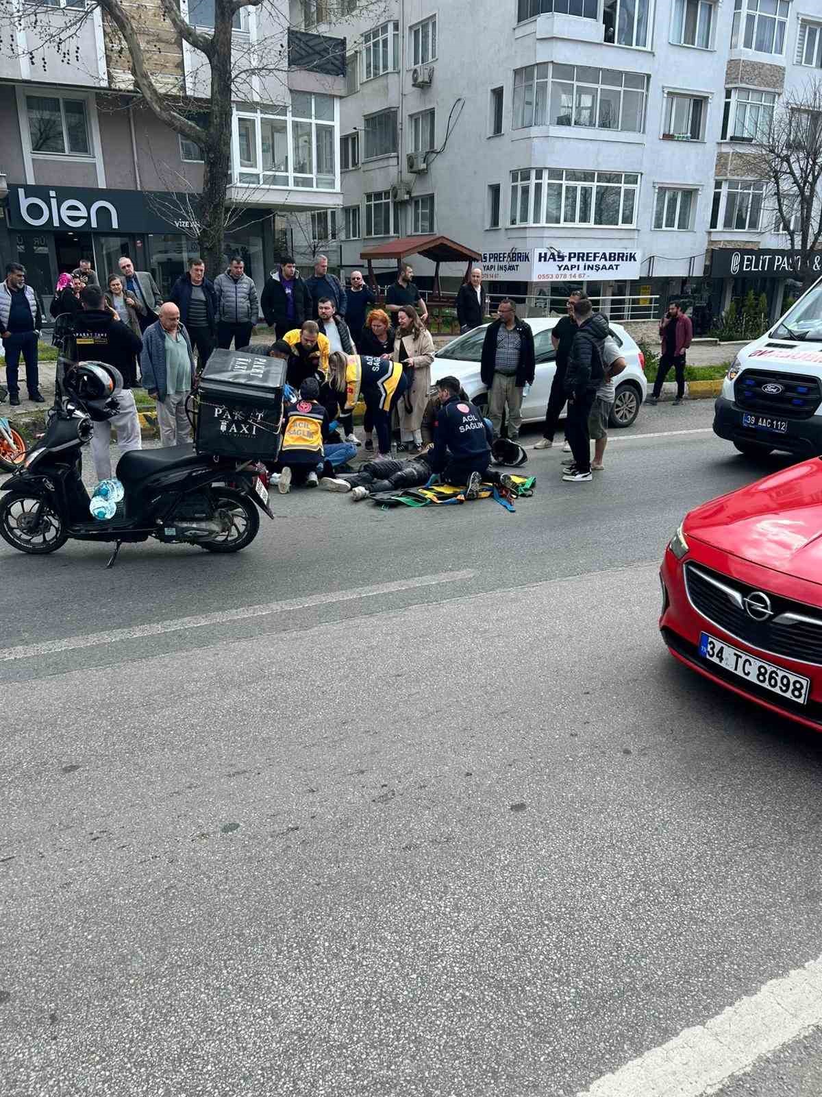 L&uuml;leburgaz&rsquo;da otomobilin &ccedil;arptığı motosikletteki 2 gen&ccedil; yaralandı
