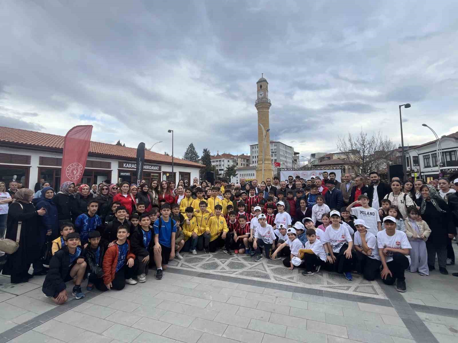 Yüzlerce kişi sağlıklı yaşama dikkat çekmek için yürüdü