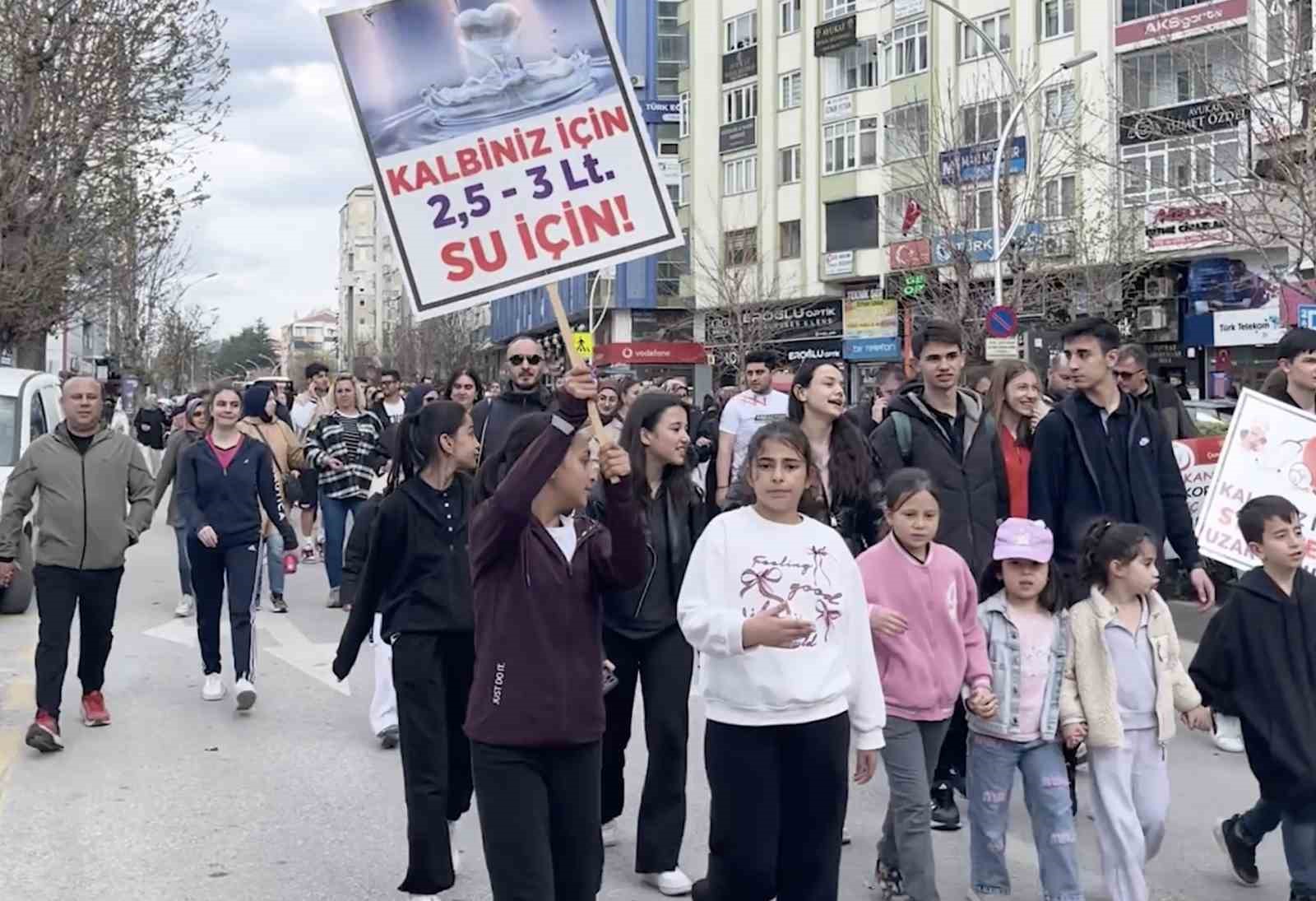 Y&uuml;zlerce kişi sağlıklı yaşama dikkat &ccedil;ekmek i&ccedil;in y&uuml;r&uuml;d&uuml;
