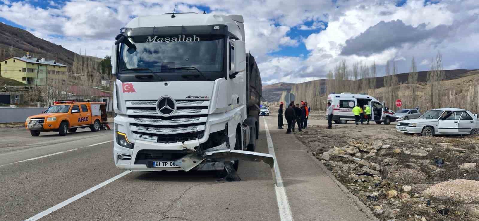 Bayburt’ta tır otomobile çarptı: 3 yaralı