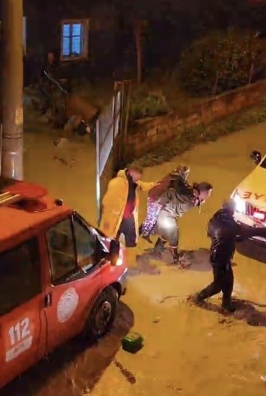 Sağanak sonrası Savrun &Ccedil;ayı taştı, Kadirli&rsquo;de hayat durma noktasına geldi
