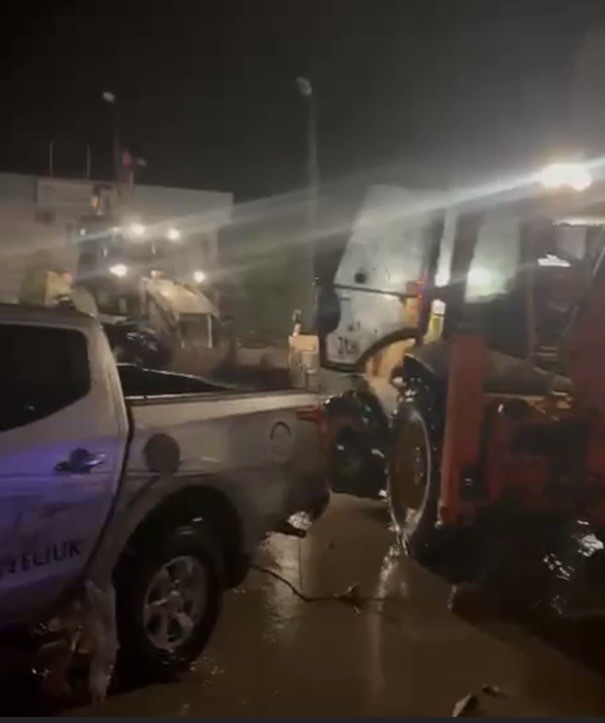 Sele kapılan ara&ccedil;taki 2 kişi hayatını kaybetti, &ccedil;evre illerden destek ekipleri sevk edildi
