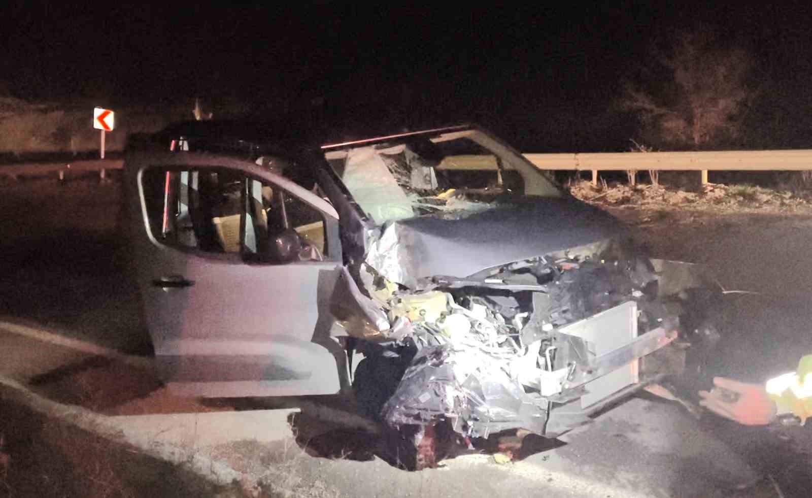 &Ccedil;orum&rsquo;da hafif ticari ara&ccedil; kamyona &ccedil;arptı: 3 yaralı
