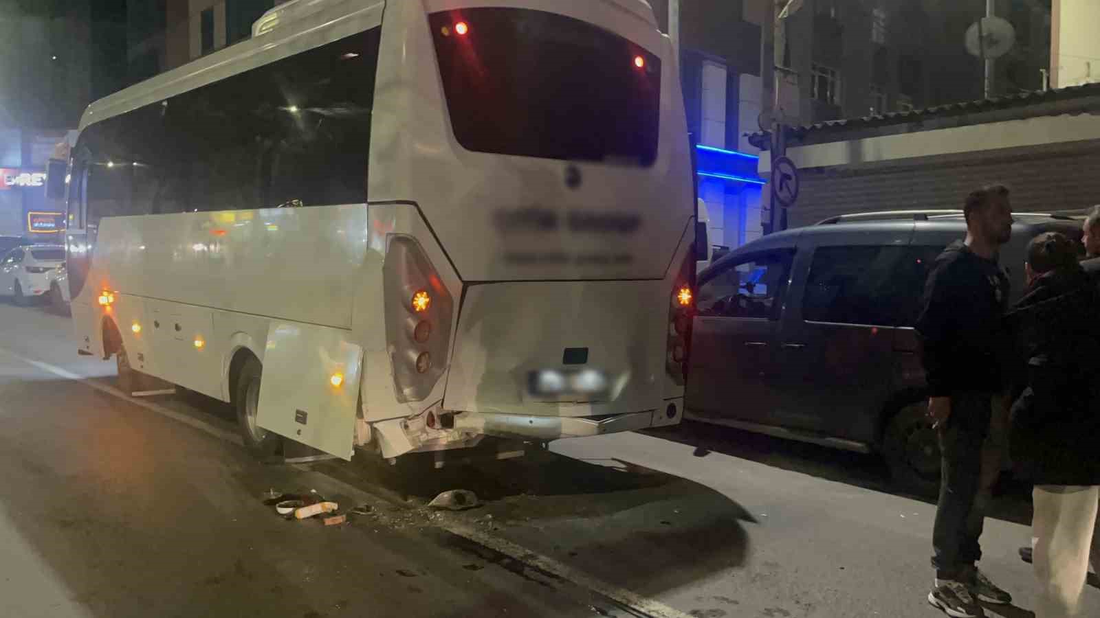 Tekirdağ&rsquo;da alkoll&uuml; s&uuml;r&uuml;c&uuml; iş&ccedil;i servisine &ccedil;arptı, ardından minib&uuml;s şof&ouml;r&uuml;ne tehditler savurdu
