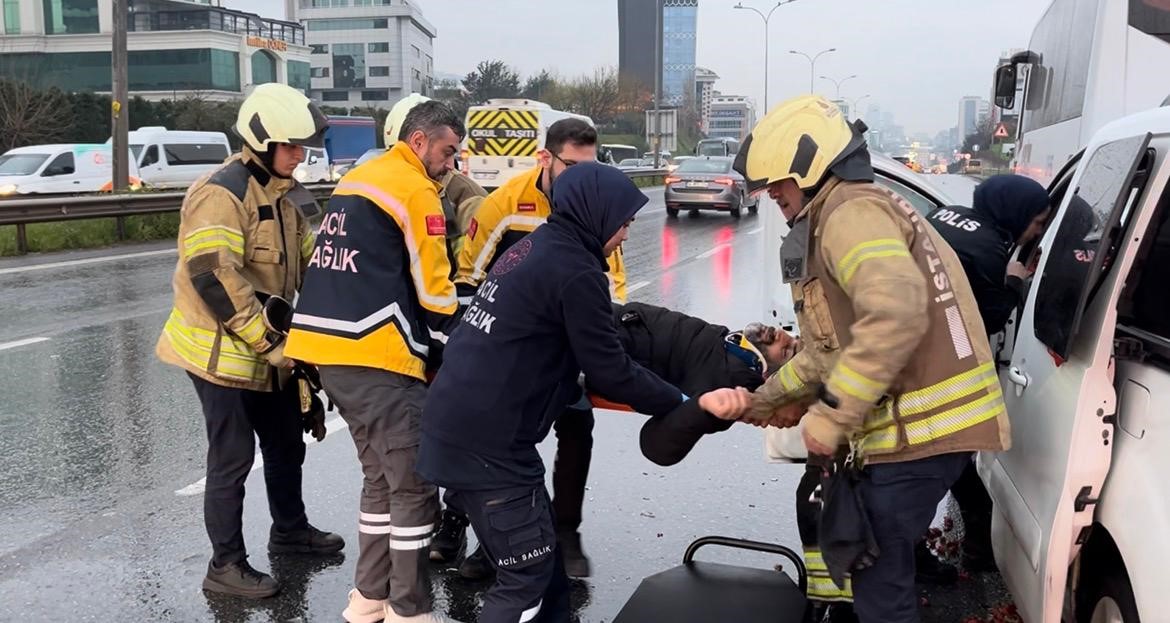 Maltepe&rsquo;de hafif ticari ara&ccedil;, servis minib&uuml;s&uuml;ne arkadan &ccedil;arptı: 1 yaralı
