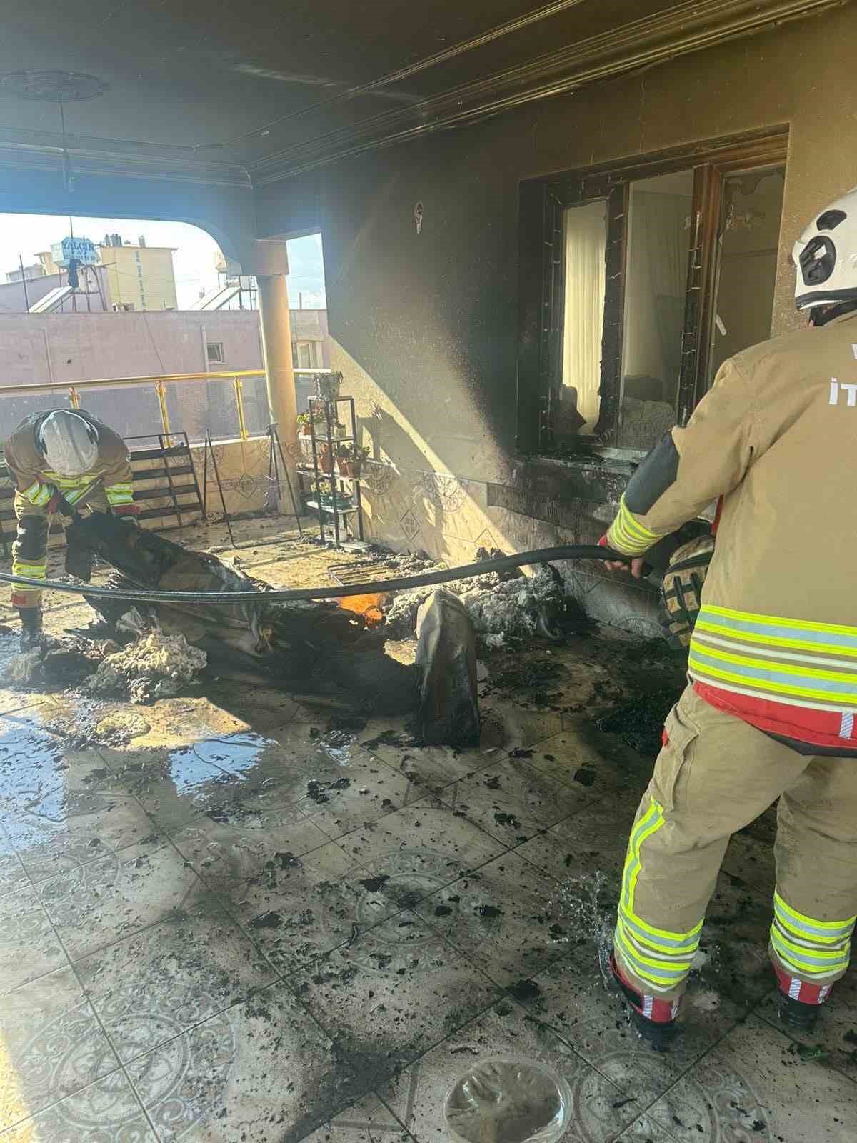 Reyhanlı’da evin balkonundan alevler yükseldi