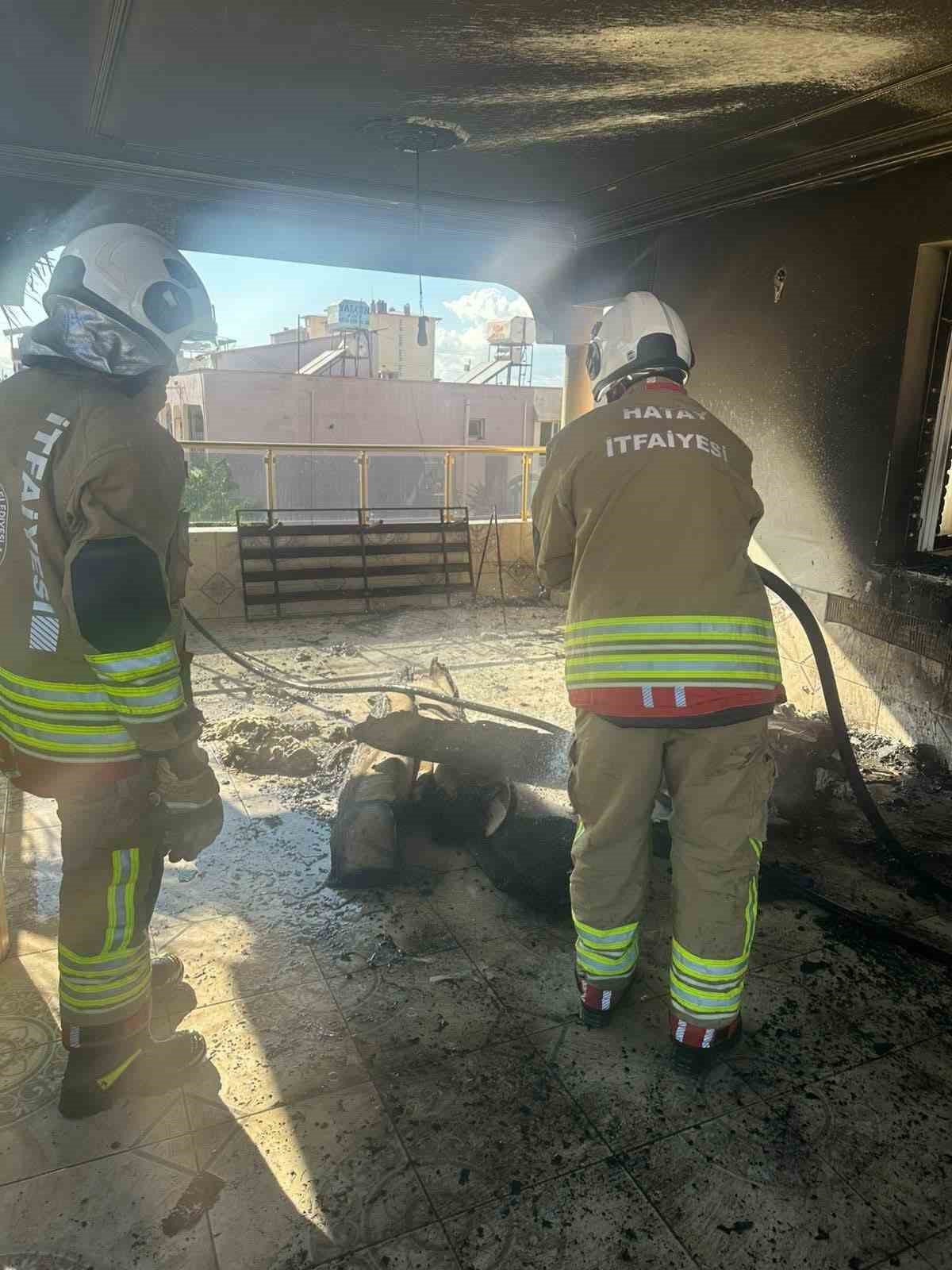 Reyhanlı’da evin balkonundan alevler yükseldi