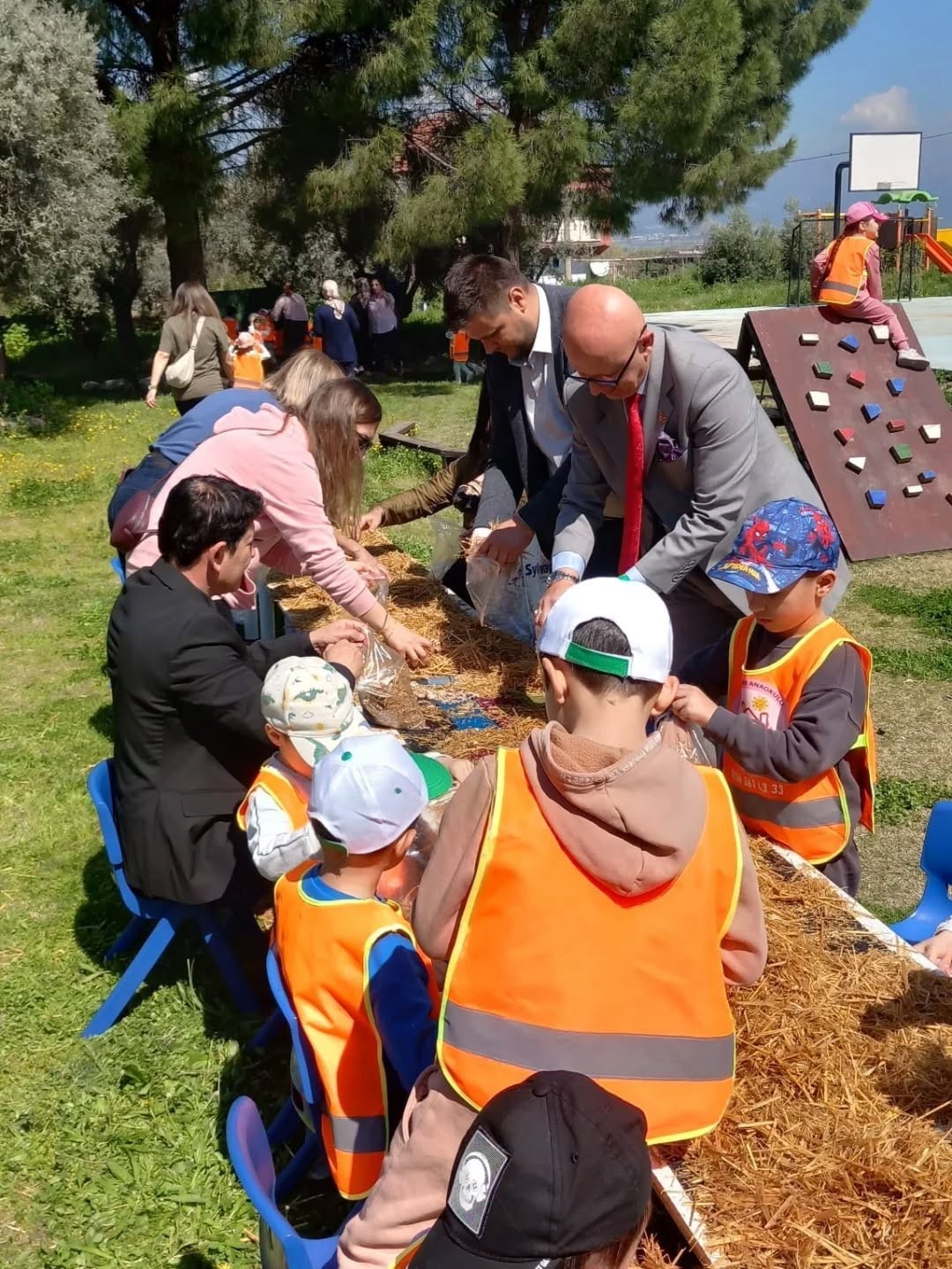 Yenipazar&rsquo;da mantar at&ouml;lyesine katılan miniklerden &uuml;retime ilk adım

