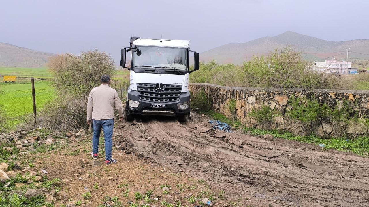 Batman’da araçta mahsur kalan hastanın yardımına ekipler koştu