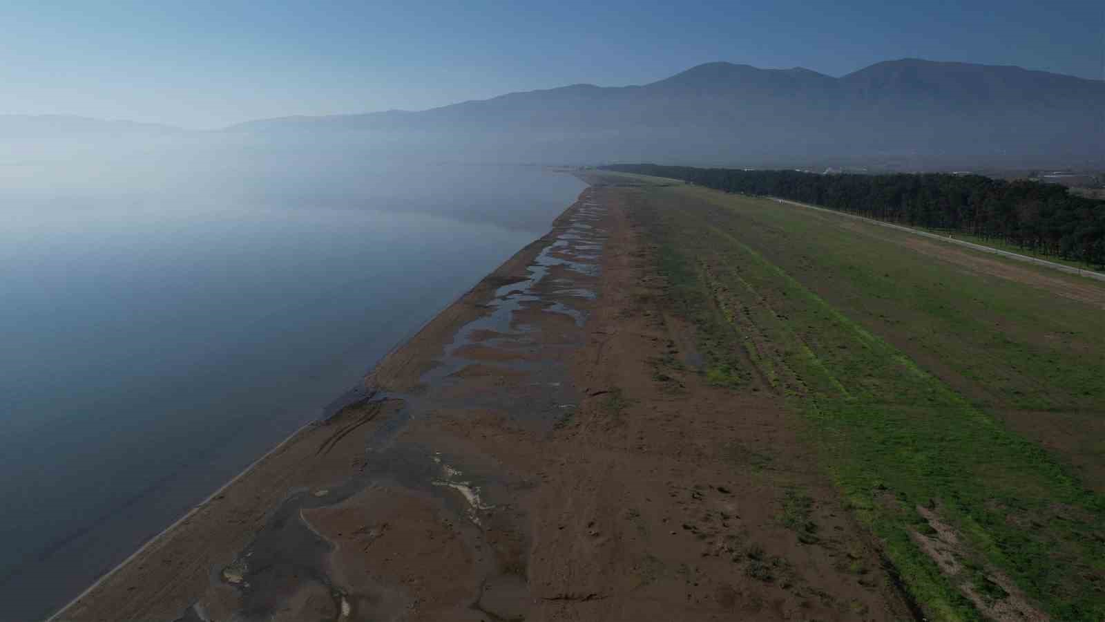 İznik G&ouml;l&uuml;&rsquo;nde su &ccedil;ekilmesi alarm veriyor...İskele karada kaldı
