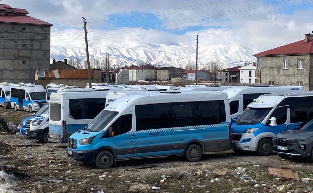Y&uuml;ksekova&rsquo;da ulaşım krizi: Şehir i&ccedil;i servisler kontak kapattı
