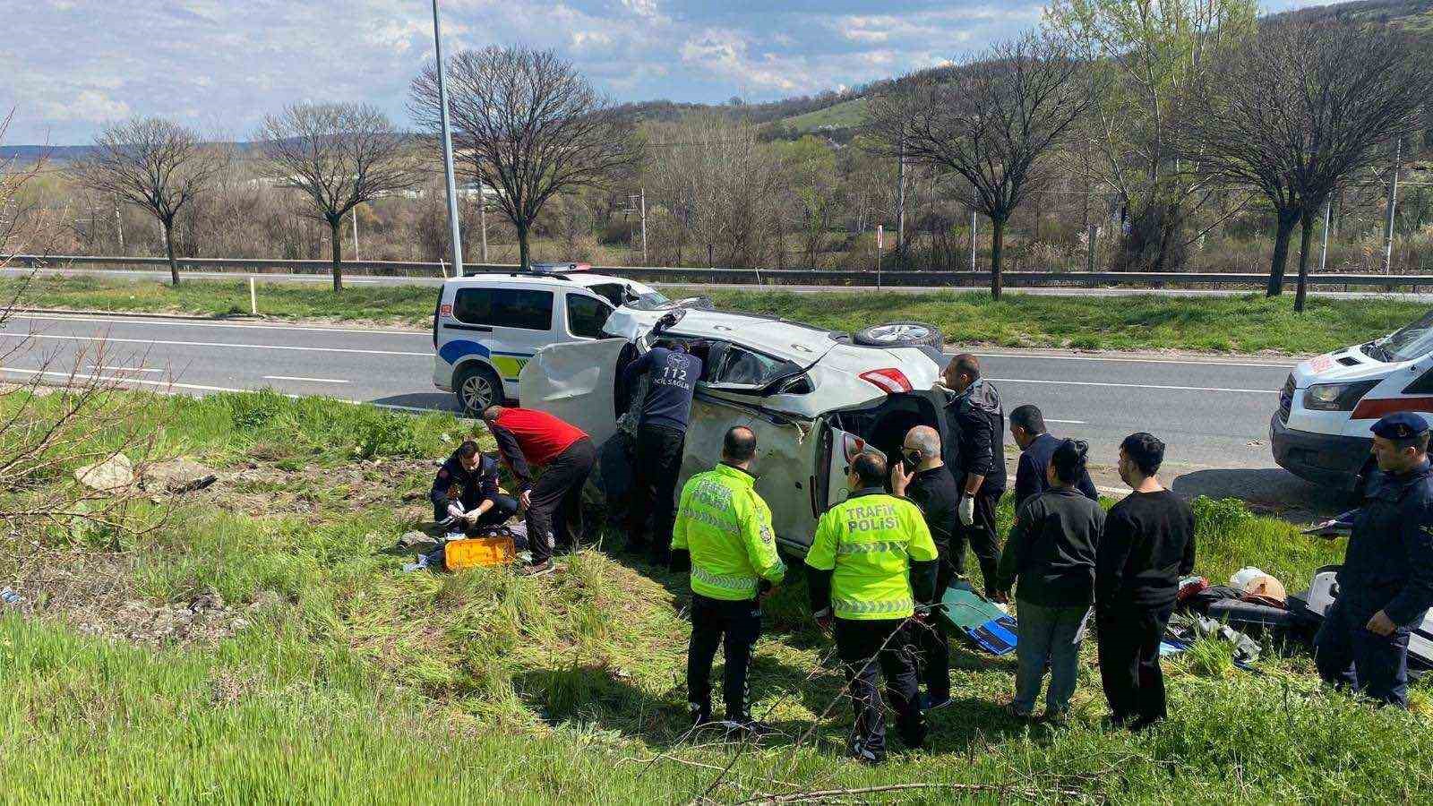 Otomobil devrildi: 2 kişi yaralandı
