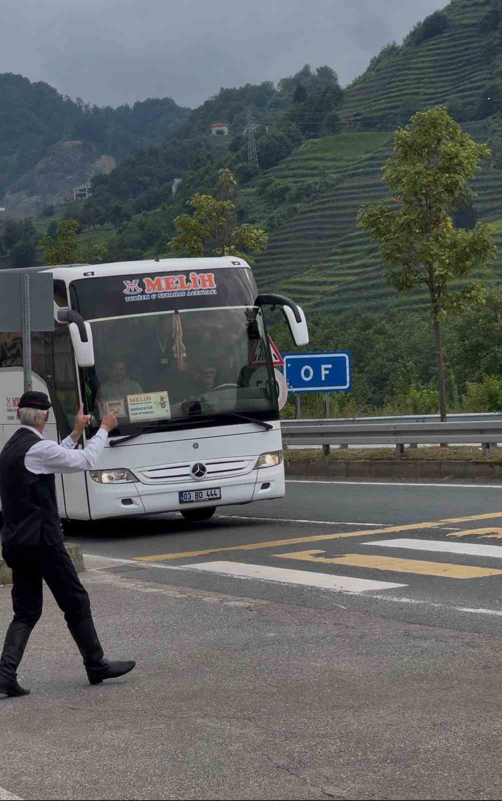 Tesise gelen tur otobüsleri ve minibüsleri adeta uçak yönlendirme görevlisi gibi karşılıyor