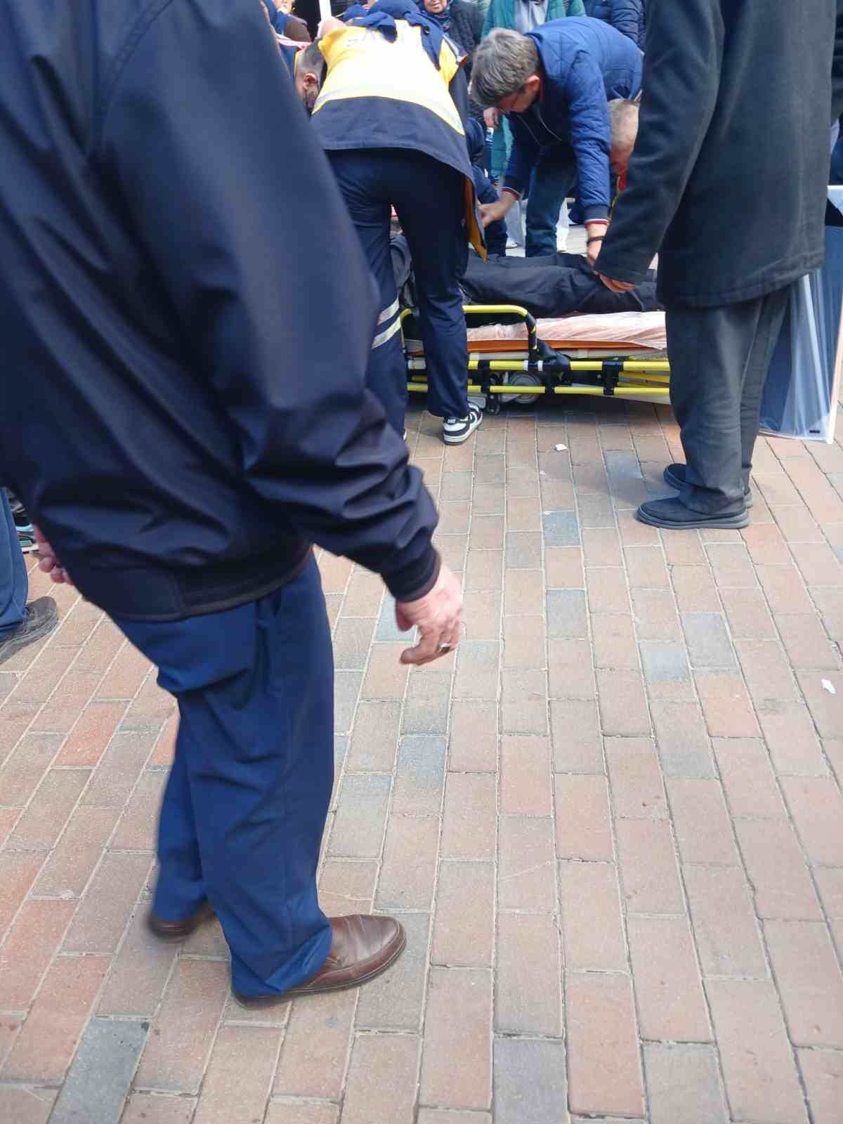 Düşerek yaralanan adama sağlık ekipleri müdahale etti