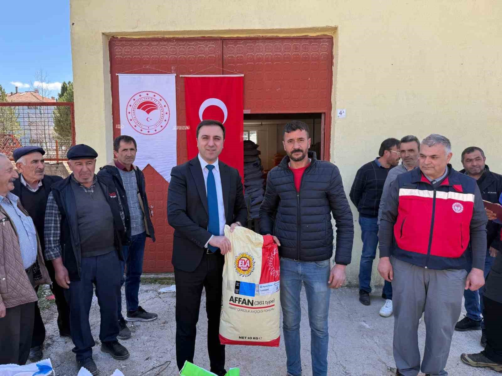 Çavdarhisar’da çiftçilere yüzde 50 ve yüzde 75 hibeli tohum dağıtıldı