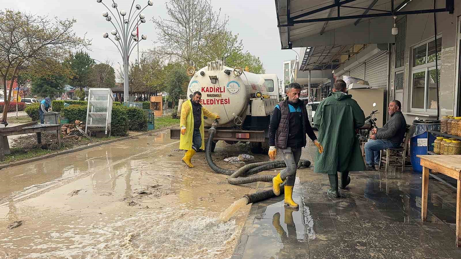 Kadirli’de selin ardından temizlik başladı, esnaf yardım bekliyor