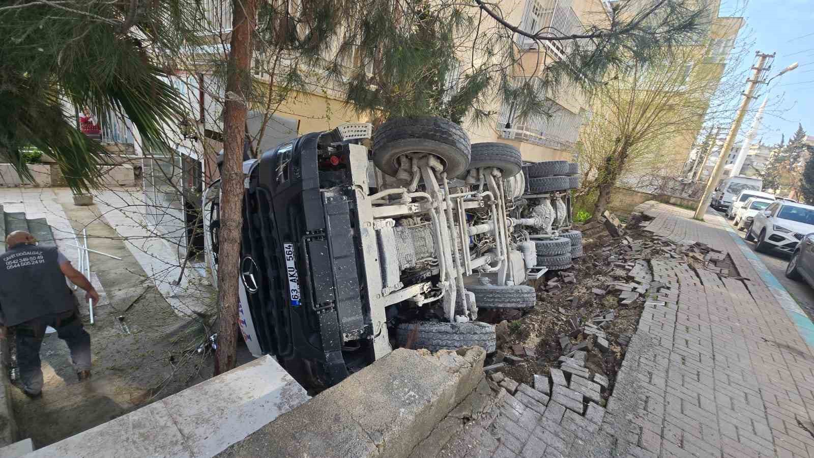 Devrilen mikserde sıkışan sürücü kurtarıldı