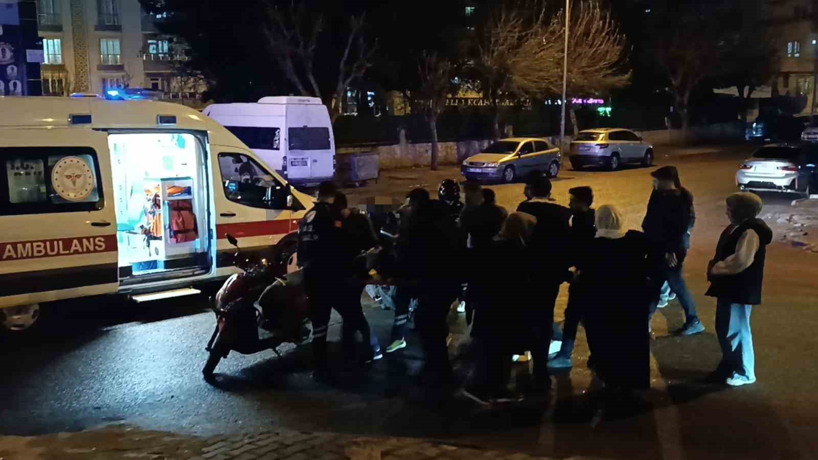 Batman&rsquo;da motosikletten savrulan kurye yaralandı
