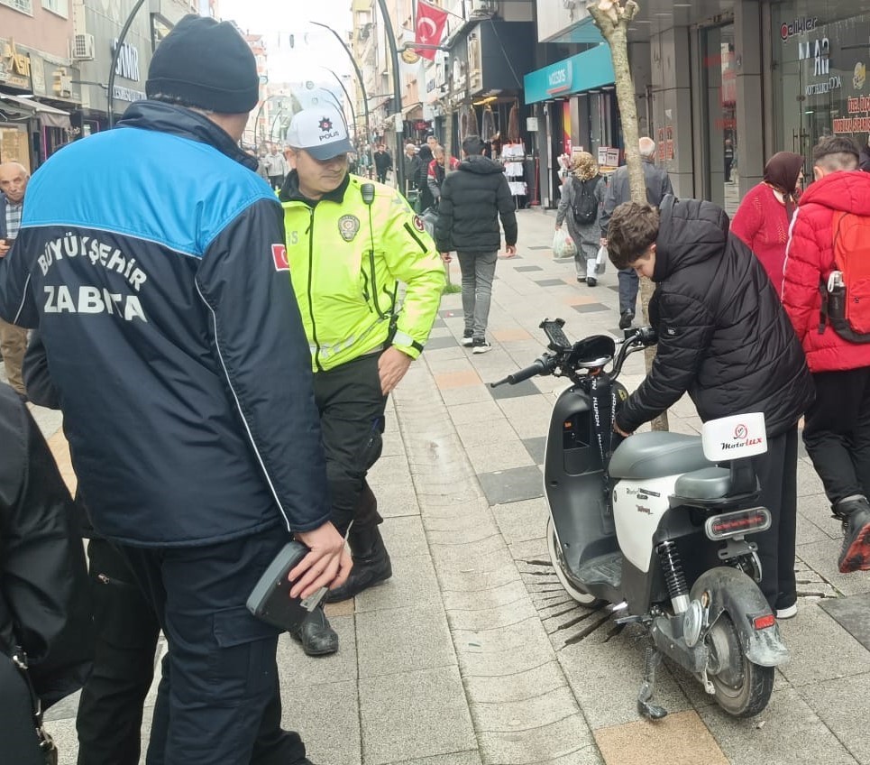 Ordu&rsquo;da trafiğe kapalı caddede motosiklet kullanan 261 s&uuml;r&uuml;c&uuml;ye 364 bin lira ceza
