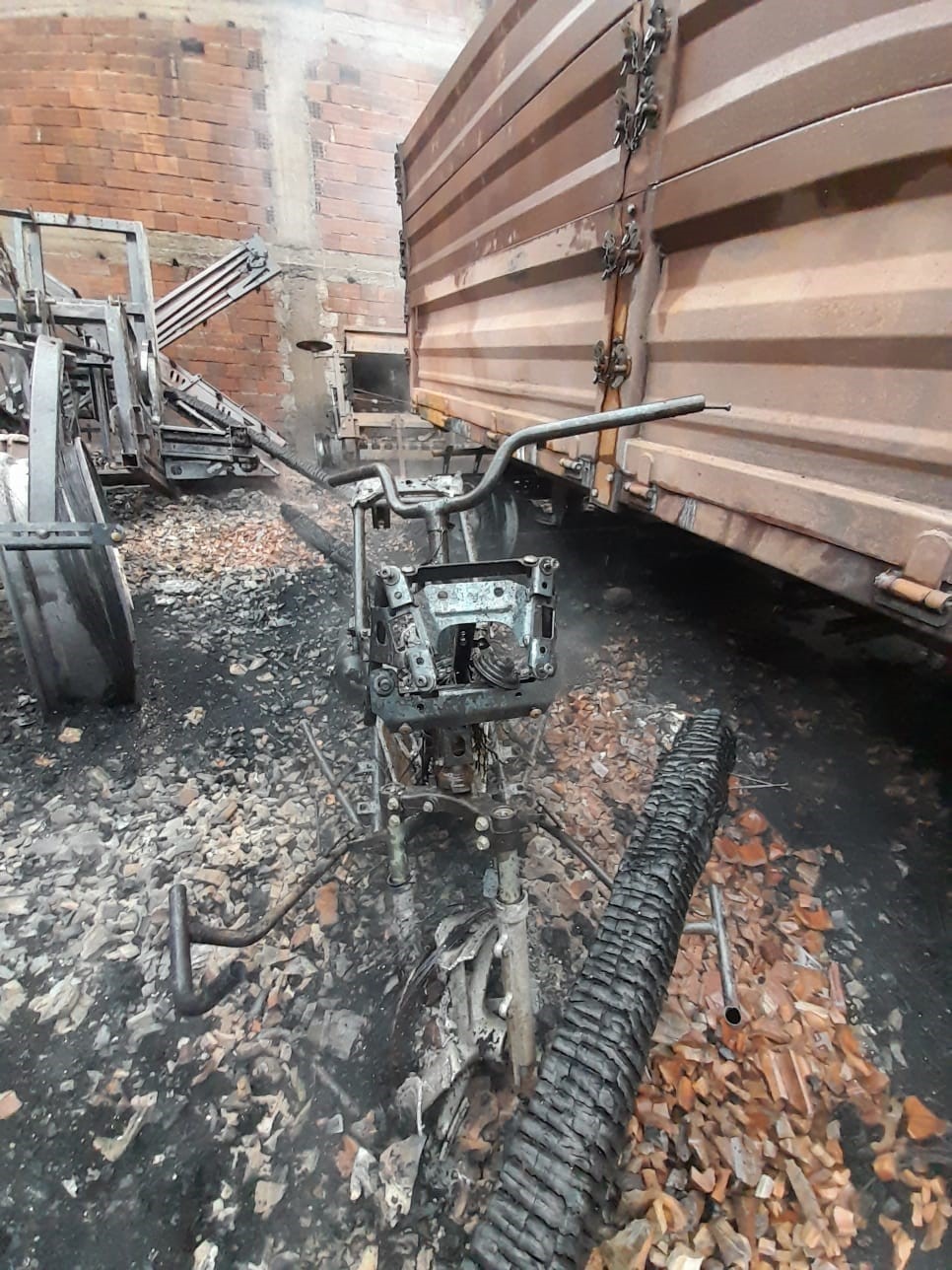 Amasya&rsquo;da depo yangını: 3 trakt&ouml;r, 1 otomobil ve tarım aletleri zarar g&ouml;rd&uuml;
