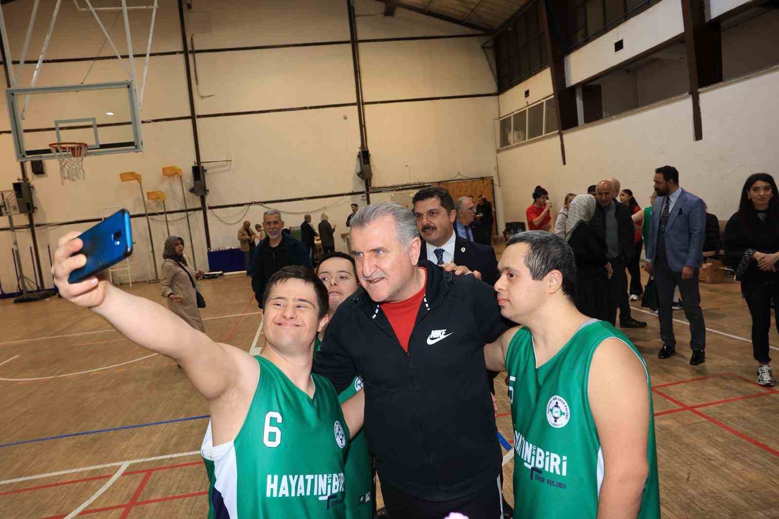 Bakan Bak: "&Ouml;zel sporcular bizim i&ccedil;in &ccedil;ok kıymetli"
