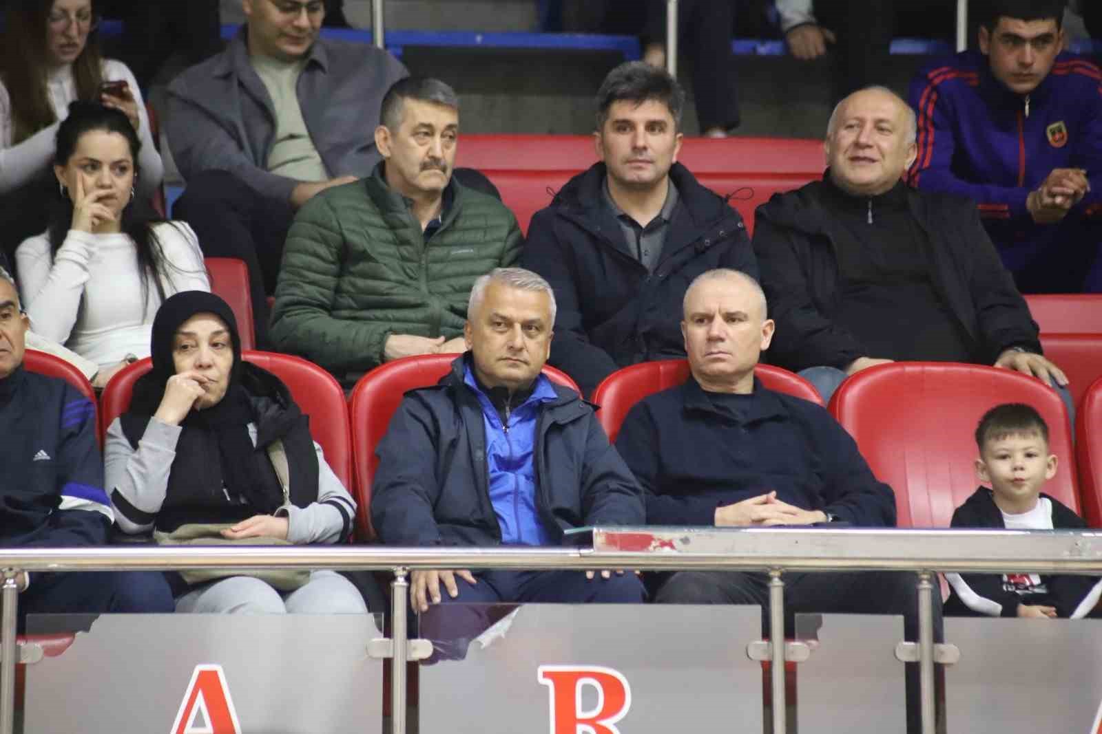 Gen&ccedil;lik Haftası kapsamında kurumlar arası voleybol turnuvası başladı
