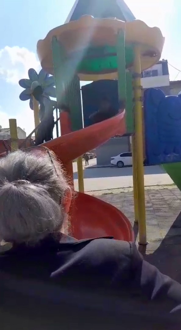 Çocuk parkı içinde sigara içen çocuklar kamerada